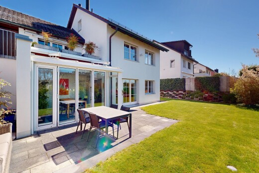 außenansicht mit property visible, rasen, stuckverkleidung, zaun, und day time