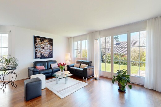 wohnzimmer mit natürliches licht, natural light, inside property, holzfußboden, und wood finish floor
