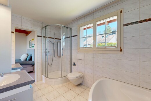 bad mit fliesenwand, tile wall, komplettes badezimmer, schminktisch, und dusche
