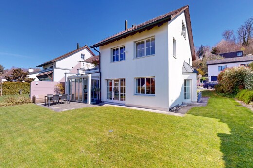 außenansicht mit rasen, property visible, terrasse, day time, und stuckverkleidung