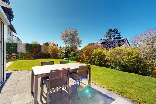 terrasse mit rasen, terrasse, from property, essbereich im freien, und day time