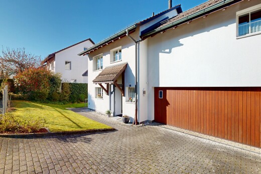 außenansicht mit rasen, property visible, stuckverkleidung, und day time