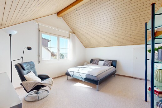 zimmer / schlafzimmer mit day time, zusätzliches zimmer, wood ceiling, holzdecke, und carpet