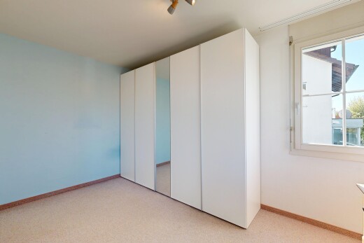 zimmer / schlafzimmer mit gipskartonwand, drywall, teppich, carpet, und sockelleisten