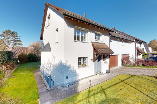 außenansicht mit rasen, property visible, day time, markise, und stuckverkleidung