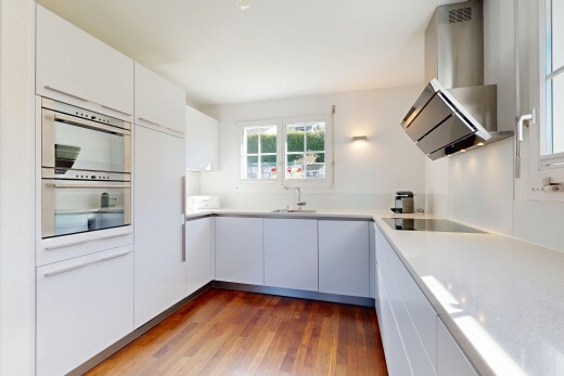 küche mit dunstabzugshaube, holzfußboden, wood finish floor, white cabinets, und weiße schränke