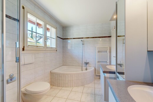 bad mit handtuchwärmer, fliesenwand, tile wall, kühler, und schminktisch