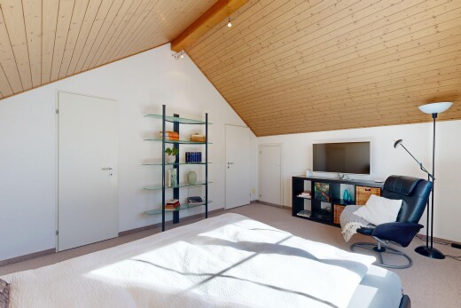 zimmer / schlafzimmer mit wood ceiling, holzdecke, zusätzliches zimmer, fernseher, und vaulted ceiling