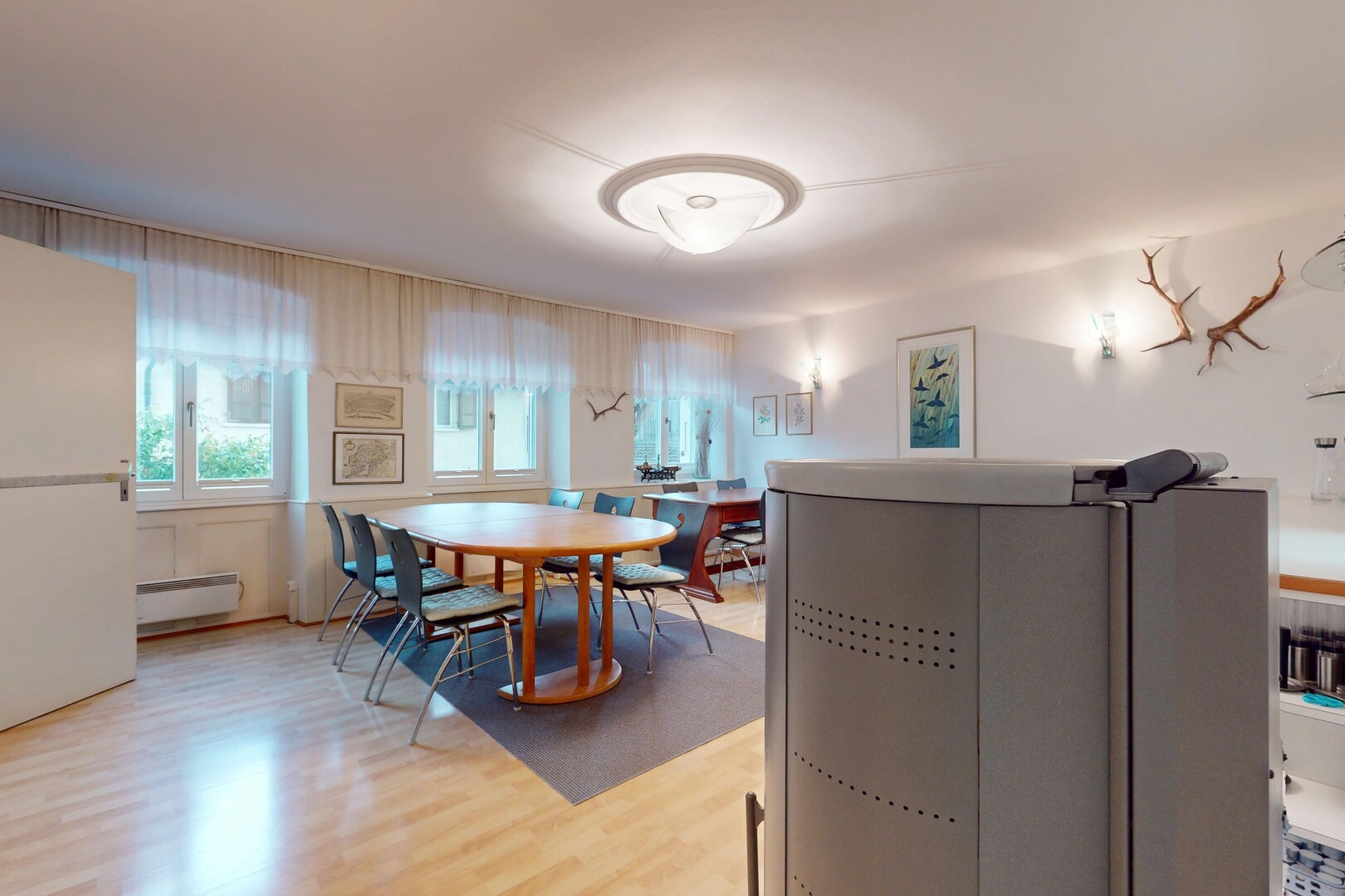 wohn- / esszimmer mit fußleistenheizung, inside property, natürliches licht, natural light, und holzfußboden