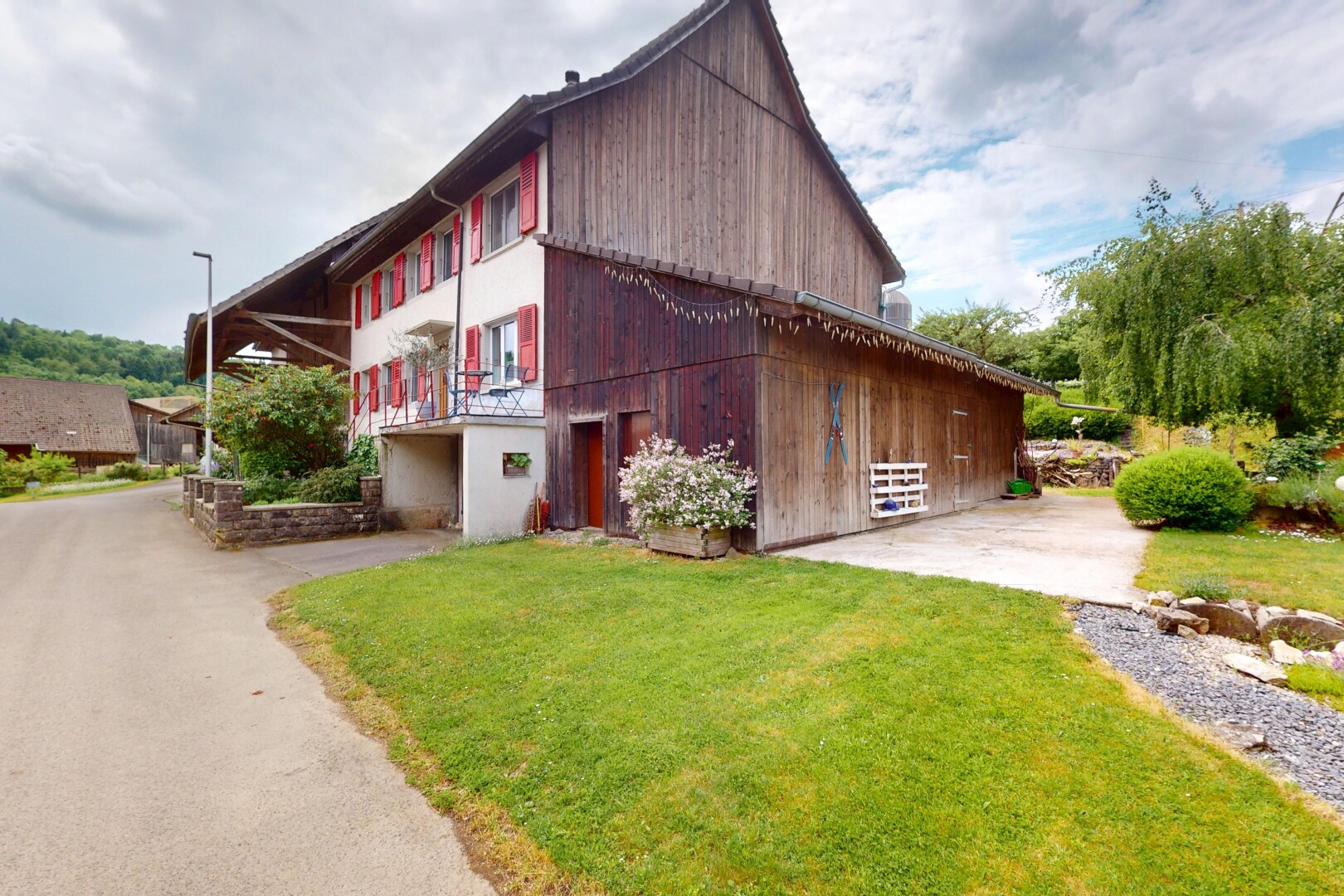 außenansicht mit property visible, holzverkleidung, rasen, und vertikale verkleidung
