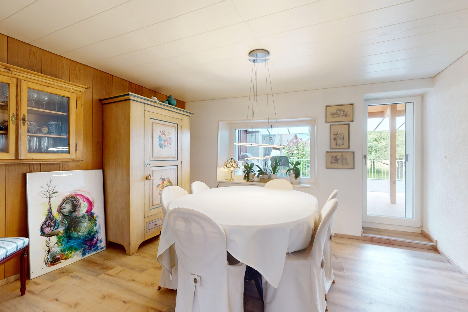 esszimmer mit inside property, holzfußboden, wood finish floor, natürliches licht, und natural light