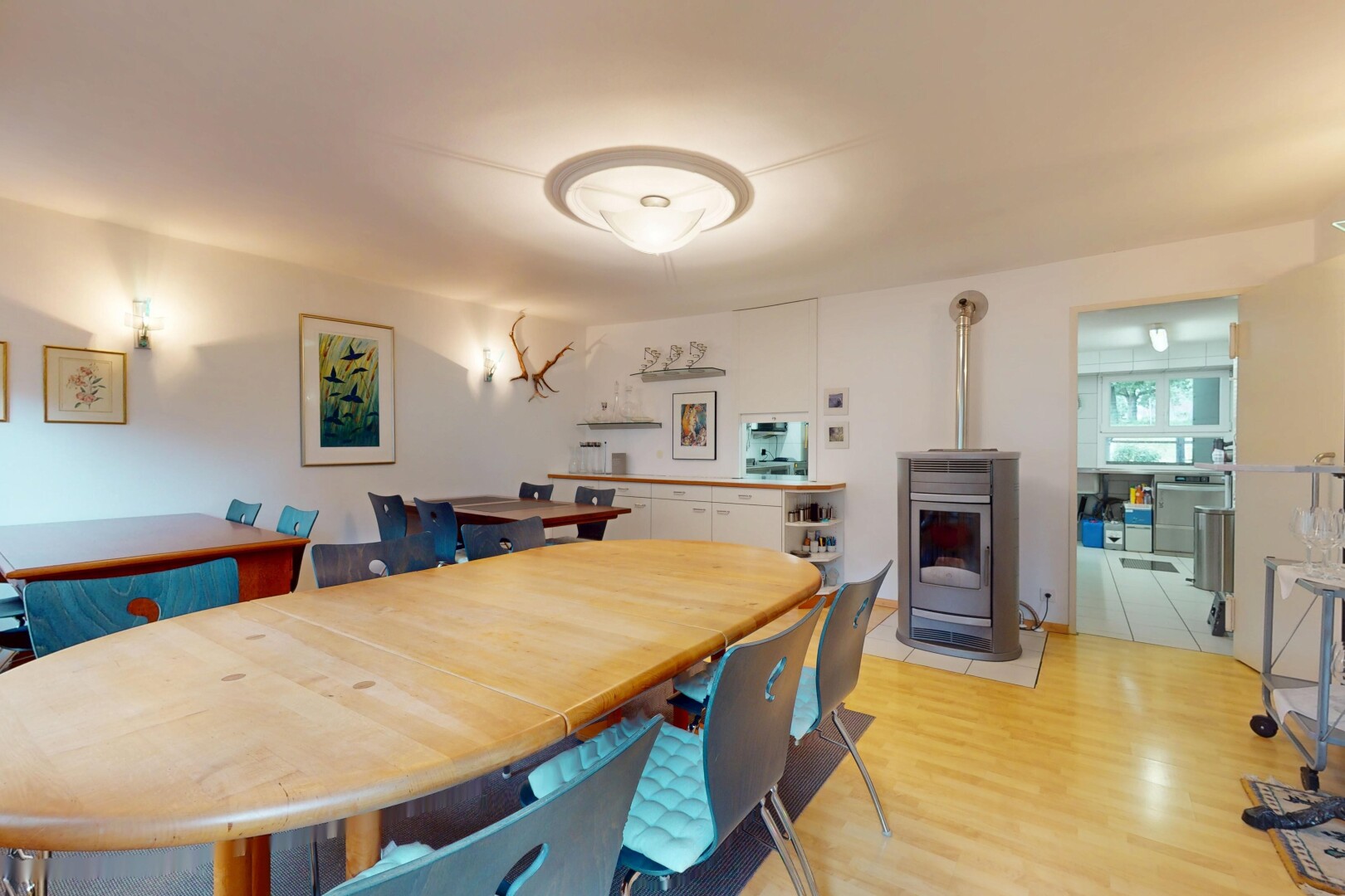 esszimmer mit holzofen, inside property, gipskartonwand, drywall, und holzfußboden