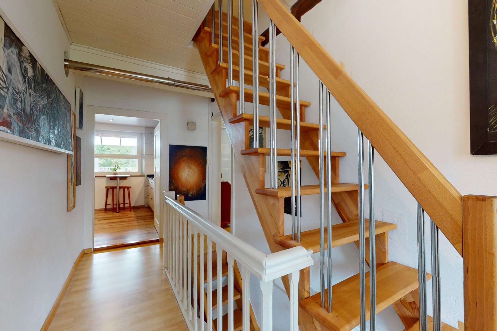 treppe mit natürliches licht, natural light, holzfußboden, wood finish floor, und inside property