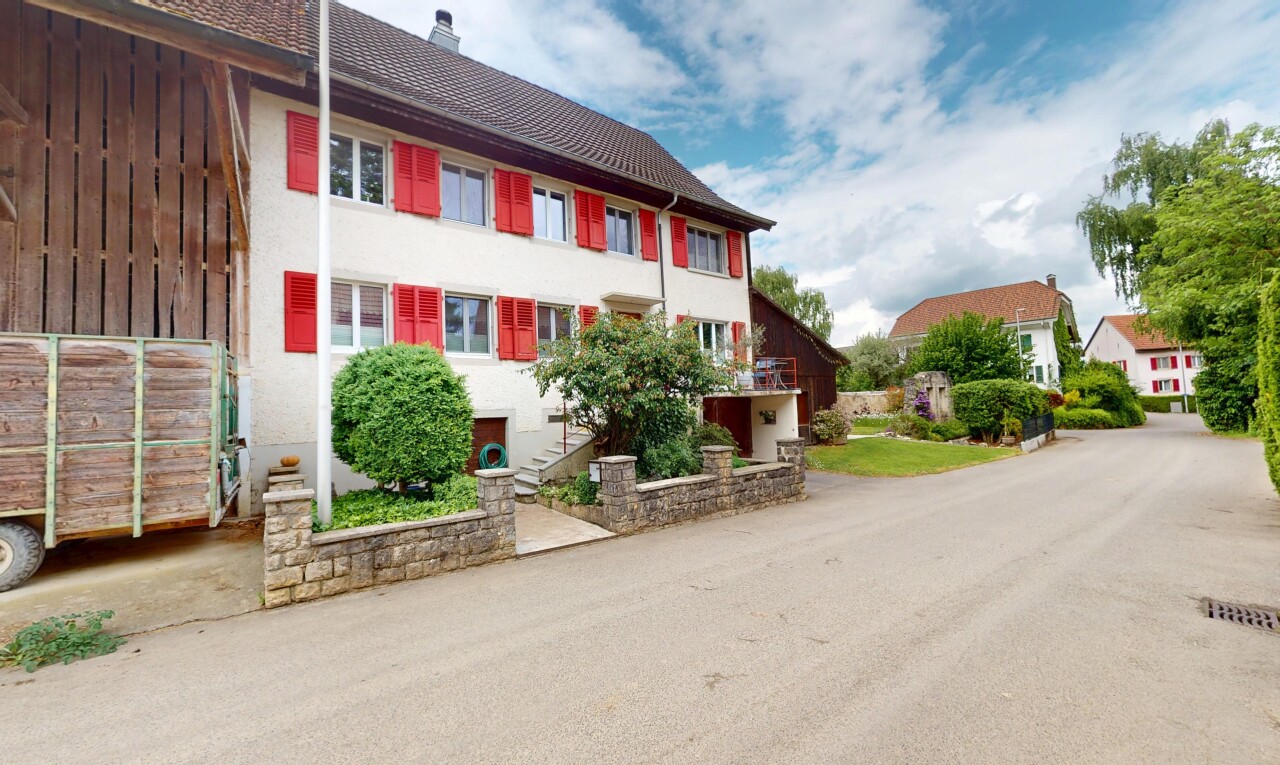 außenansicht mit day time, schornstein, stuckverkleidung, und property visible