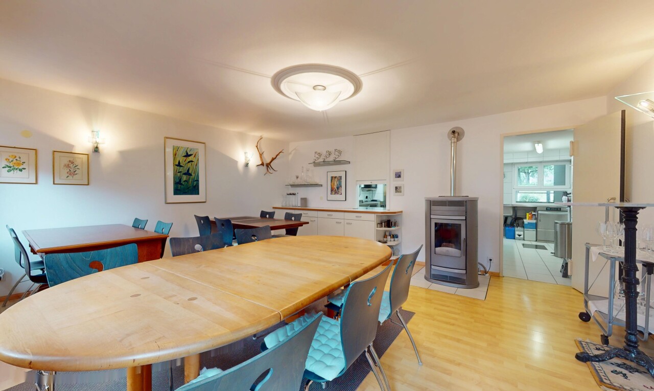 esszimmer mit holzofen, inside property, gipskartonwand, drywall, und holzfußboden