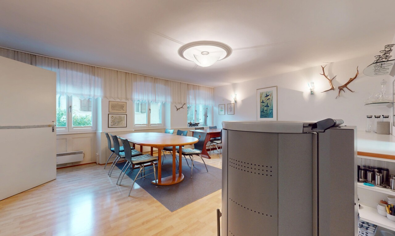 wohn- / esszimmer mit fußleistenheizung, inside property, natürliches licht, natural light, und holzfußboden
