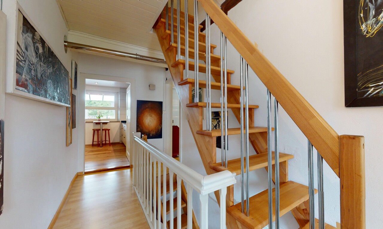 treppe mit natürliches licht, natural light, holzfußboden, wood finish floor, und inside property