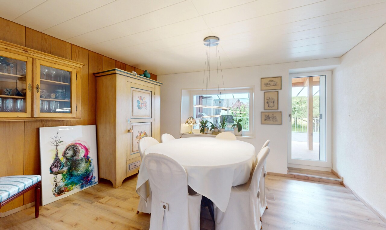 esszimmer mit inside property, holzfußboden, wood finish floor, natürliches licht, und natural light