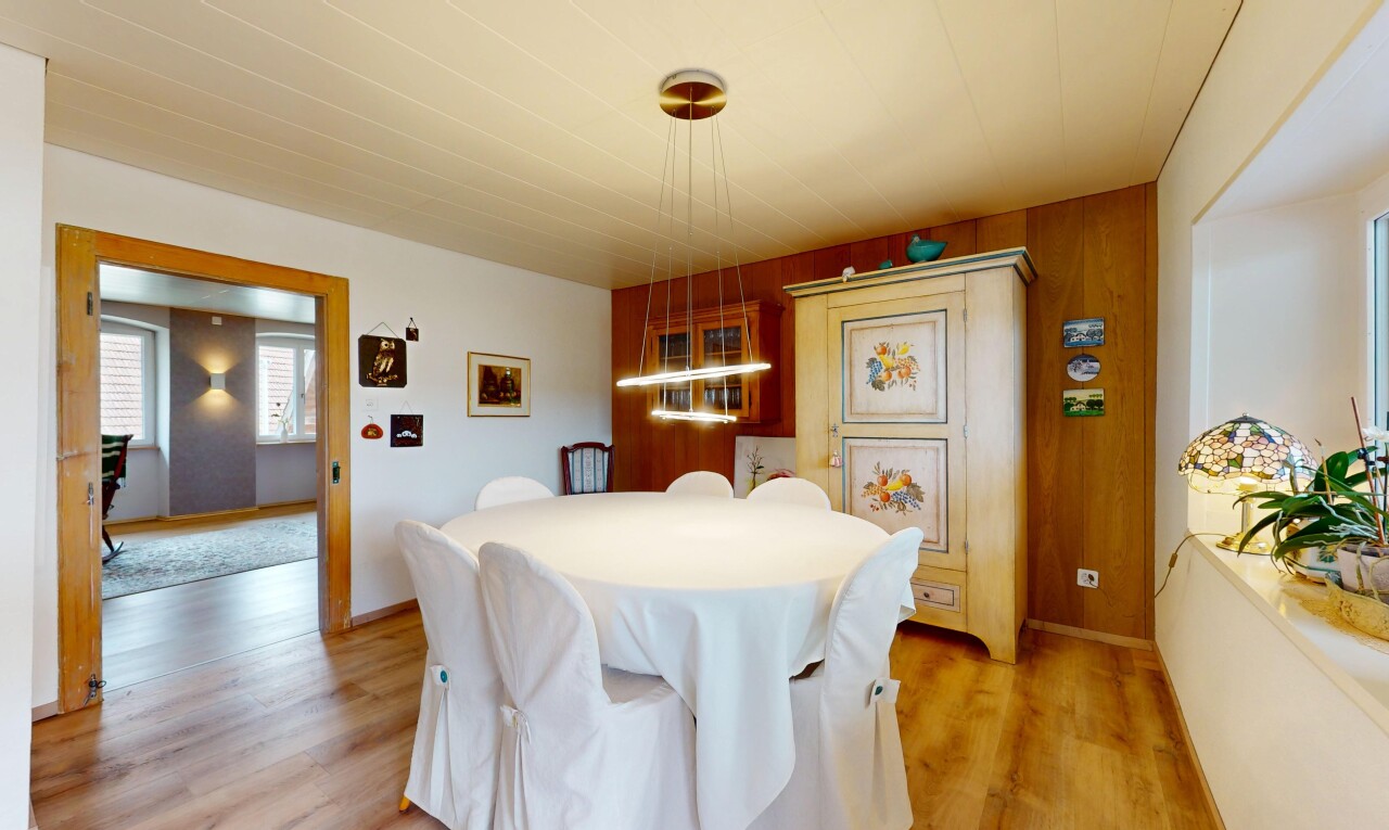 esszimmer mit holzfußboden, wood finish floor, natürliches licht, natural light, und inside property