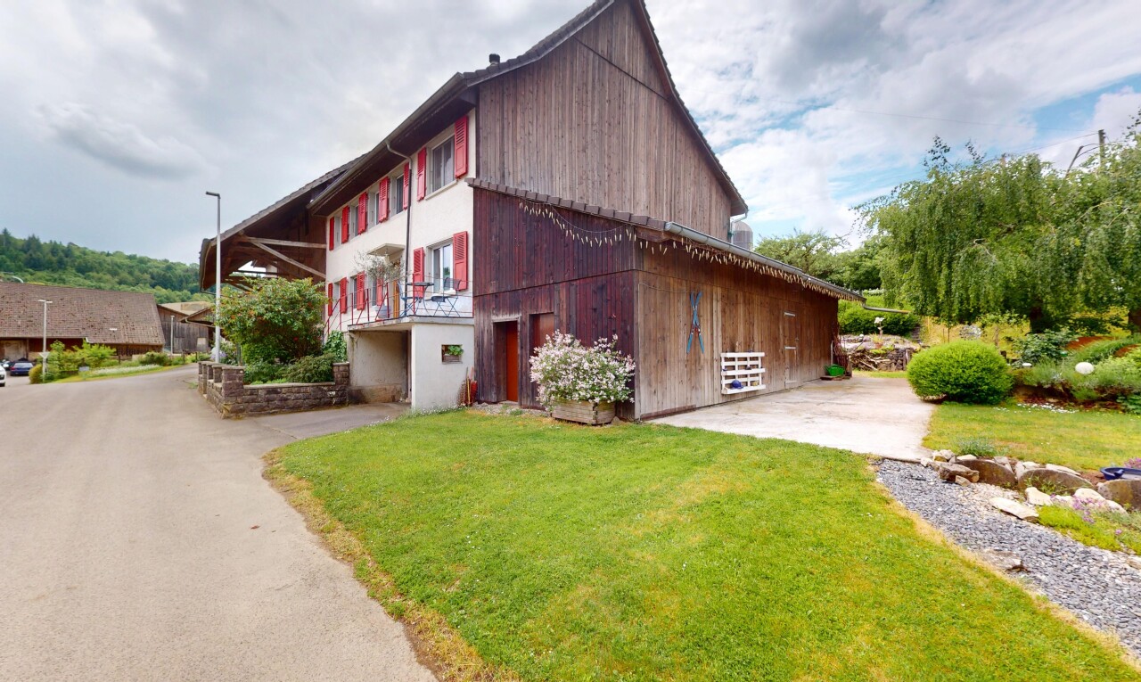 außenansicht mit property visible, holzverkleidung, rasen, und vertikale verkleidung