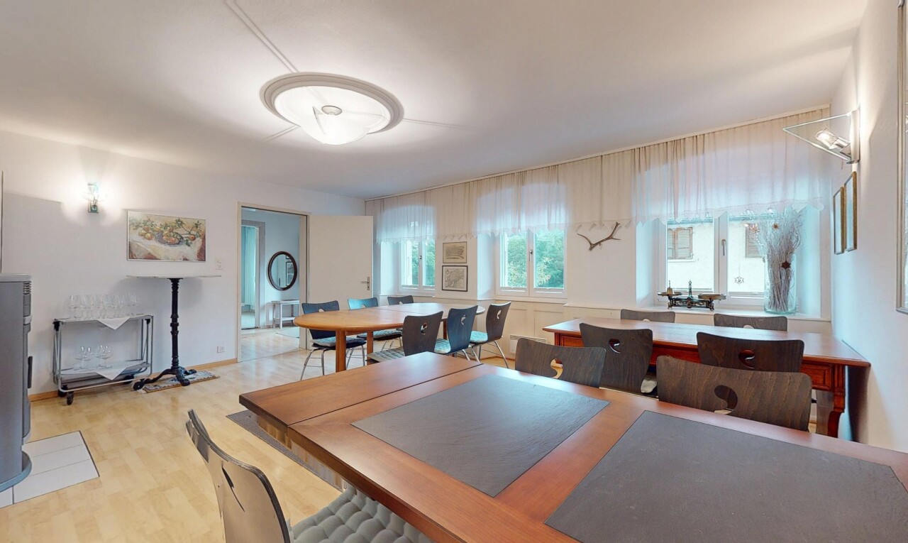 esszimmer mit natürliches licht, natural light, inside community, holzfußboden, und wood finish floor