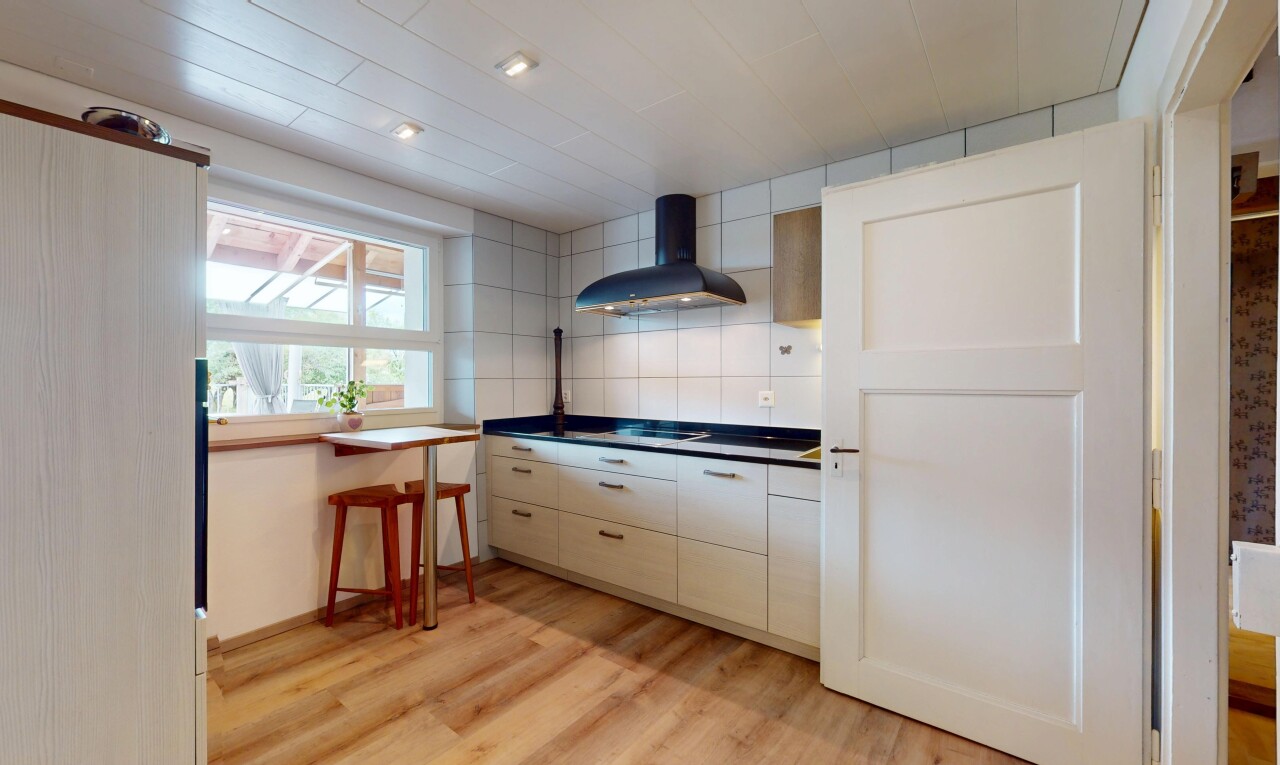küche mit dunstabzugshaube, inside property, natürliches licht, natural light, und küchenrückwand beim herd