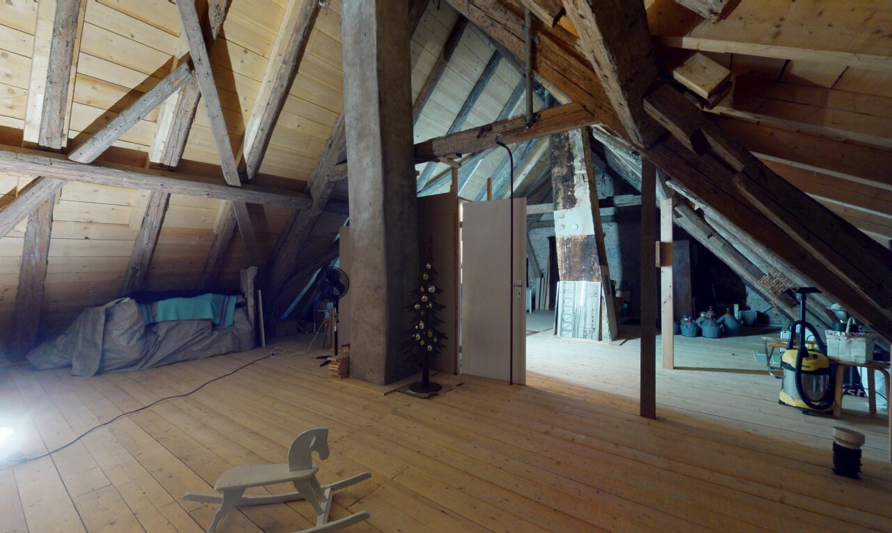fitnessstudio mit dachschräge, vaulted ceiling, holzfußboden, wood finish floor, und beamed ceiling