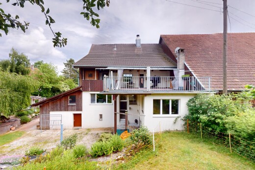 außenansicht mit schornstein, balkon, property visible, zaun, und stuckverkleidung