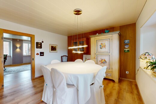 esszimmer mit holzfußboden, wood finish floor, natürliches licht, natural light, und inside property
