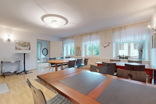 esszimmer mit natürliches licht, natural light, inside community, holzfußboden, und wood finish floor