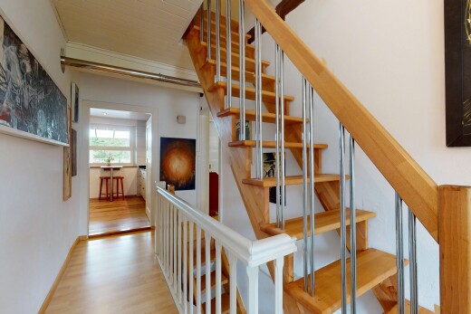 treppe mit natürliches licht, natural light, holzfußboden, wood finish floor, und inside property