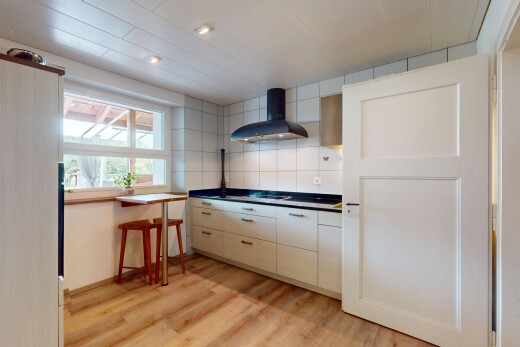 küche mit dunstabzugshaube, inside property, natürliches licht, natural light, und küchenrückwand beim herd