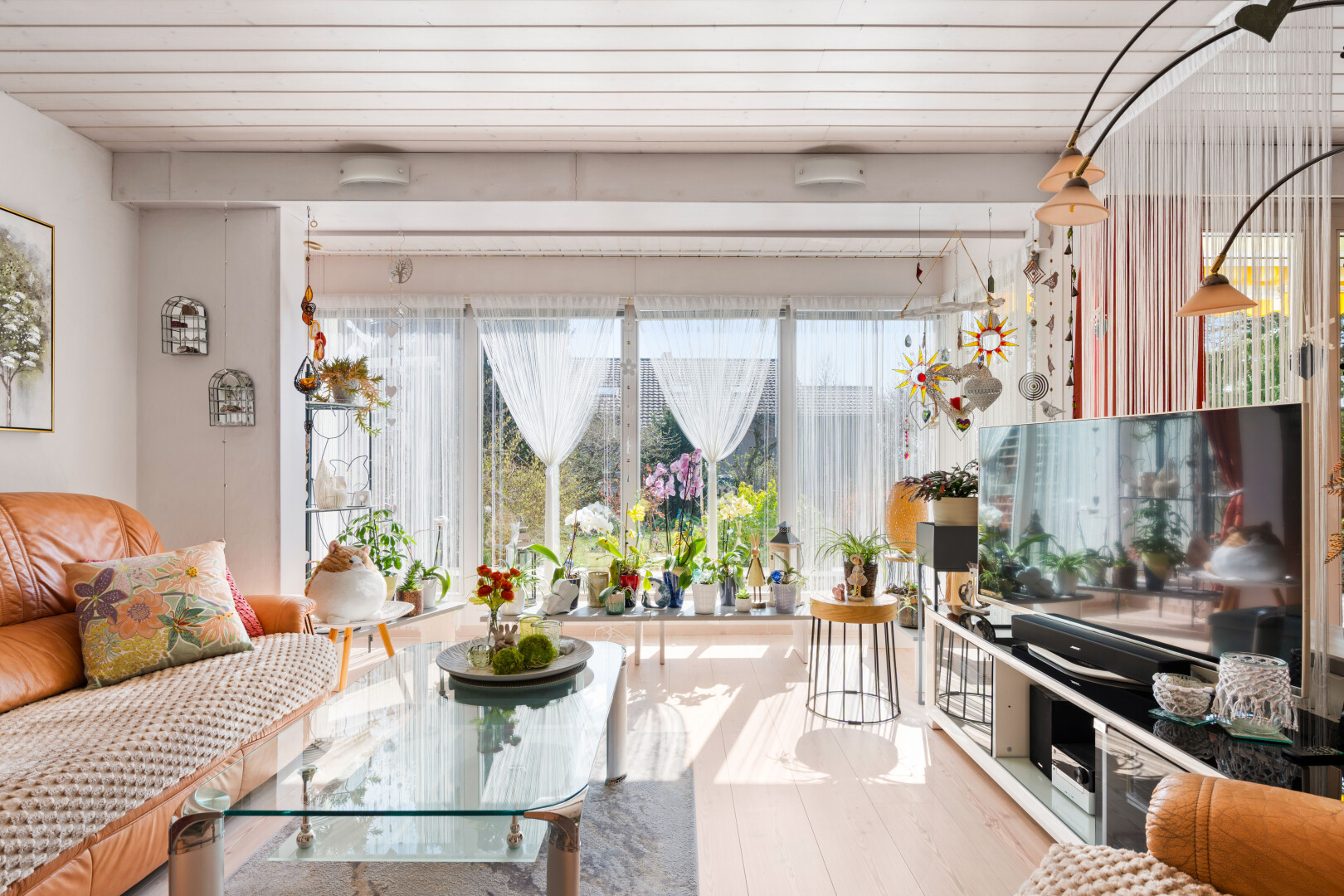 living area featuring hardwood / wood-style flooring