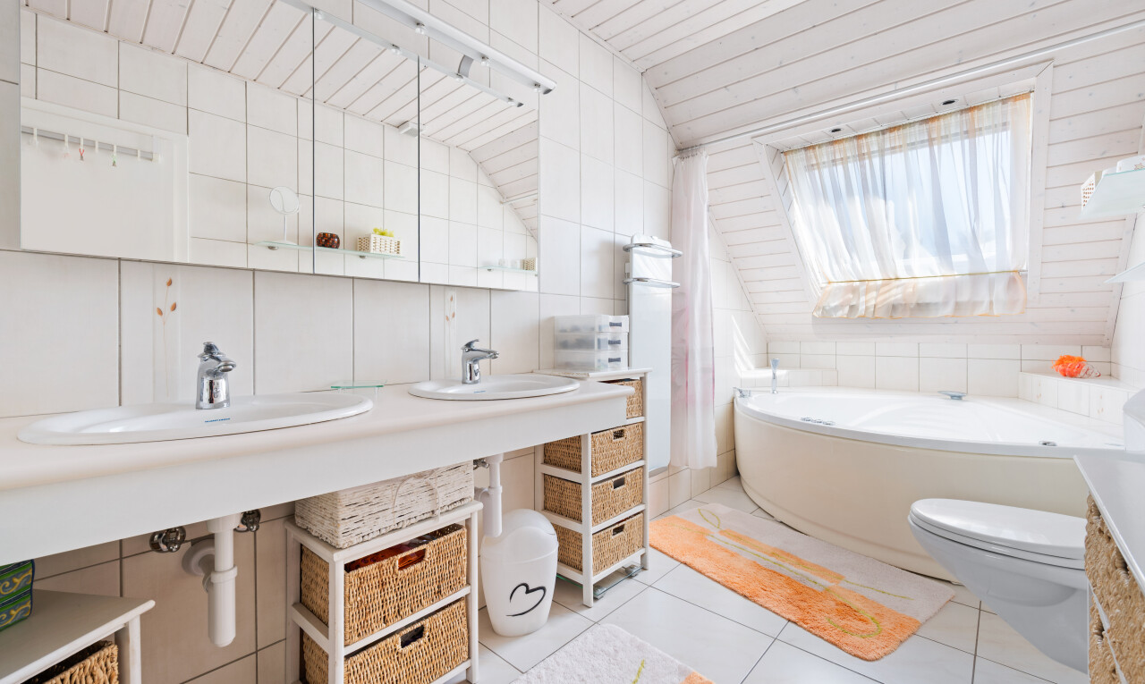 bad mit komplettes badezimmer, doppelwaschtisch, fliesenwand, tile wall, und toilette