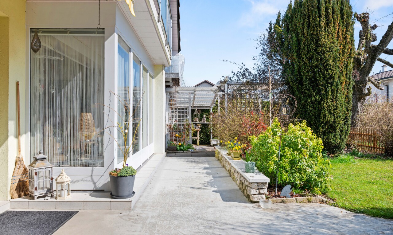 außenansicht mit day time, zaun, und terrasse
