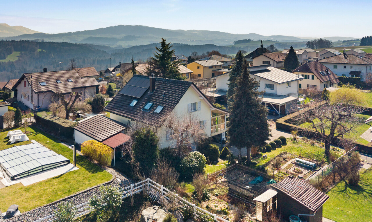 außenansicht mit solaranlage, wohngebietblick, residential view, zaun, und balkon