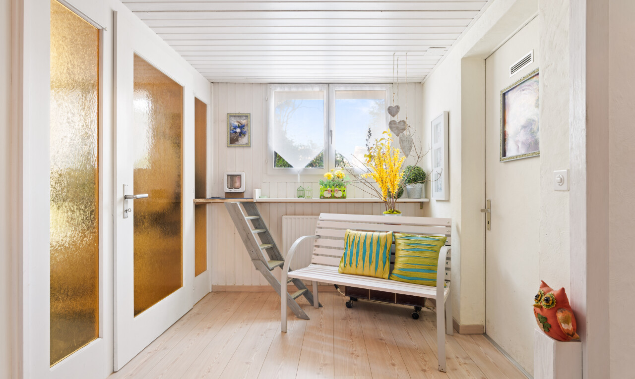 couloir avec day time, sol en finition bois, wood finish floor, inside property, et lumière naturelle