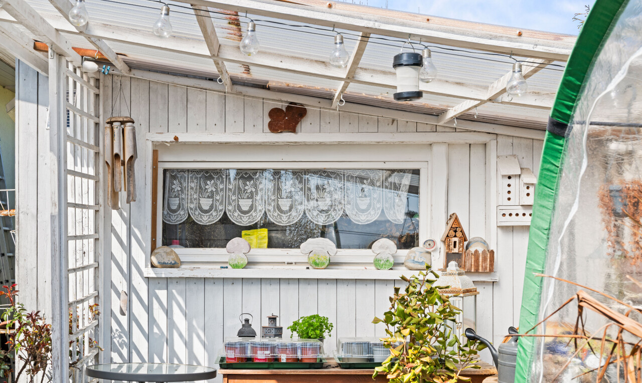 einzelheiten mit vertikale verkleidung, window, wall / siding, brettverschalung, und day time