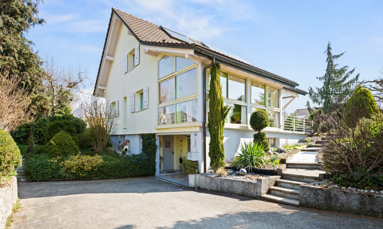 façade avec bardage en verre, property visible, day time, bardage en stuc, et panneaux solaires