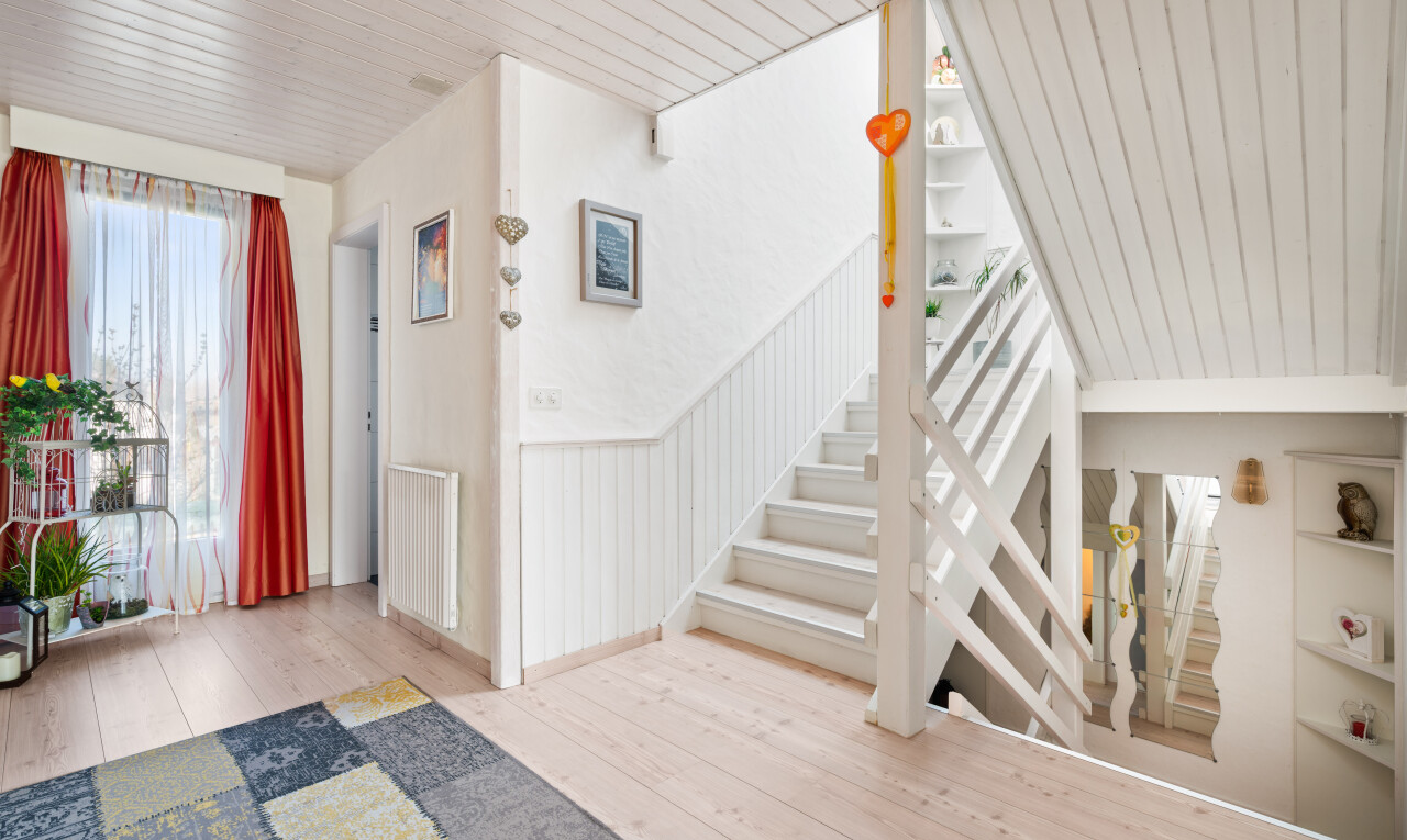 escaliers avec sol en finition bois, wood finish floor, escaliers, plafond en bois, et wood ceiling