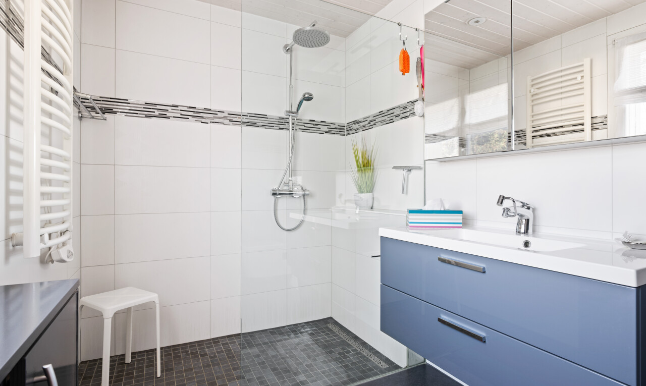 bad mit handtuchwärmer, schminktisch, kühler, dark floor, und komplettes badezimmer