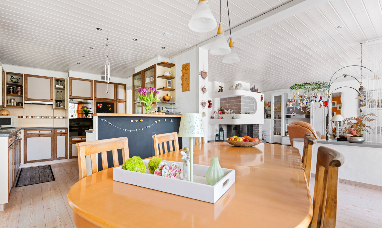 salle à manger avec light floor, inside property, sol en finition bois, wood finish floor, et hardwood floor