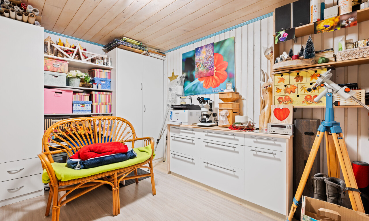 cuisine avec inside property, light countertops, plafond en bois, wood ceiling, et light floor