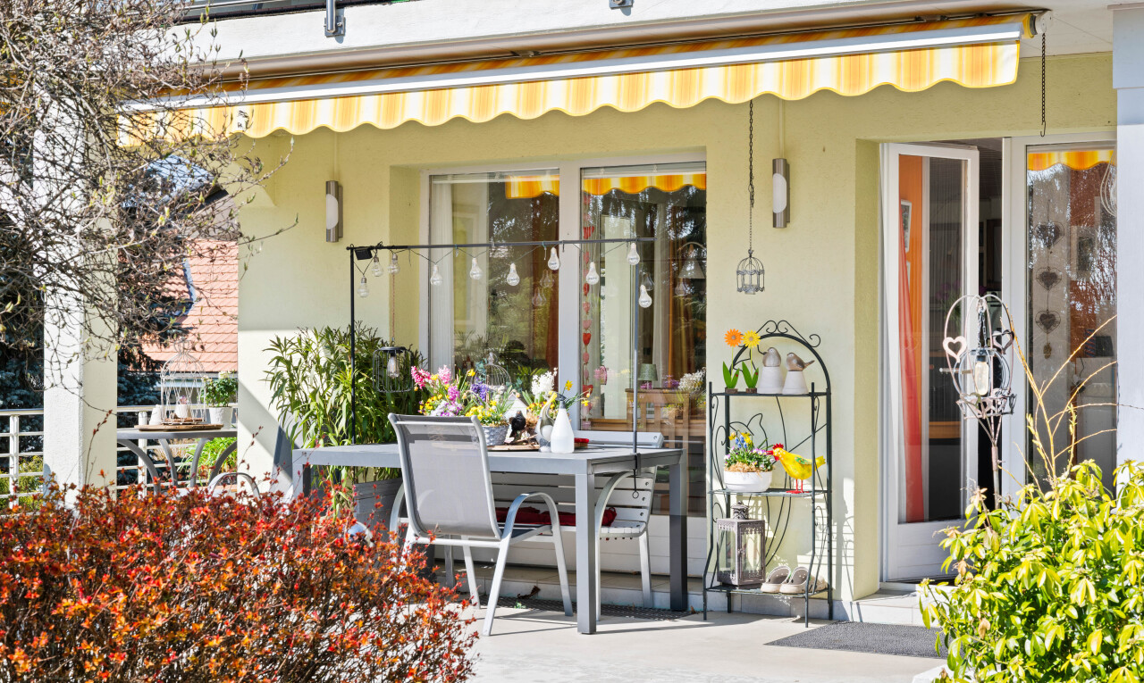 façade avec bardage en stuc, auvent, coin repas extérieur, et day time