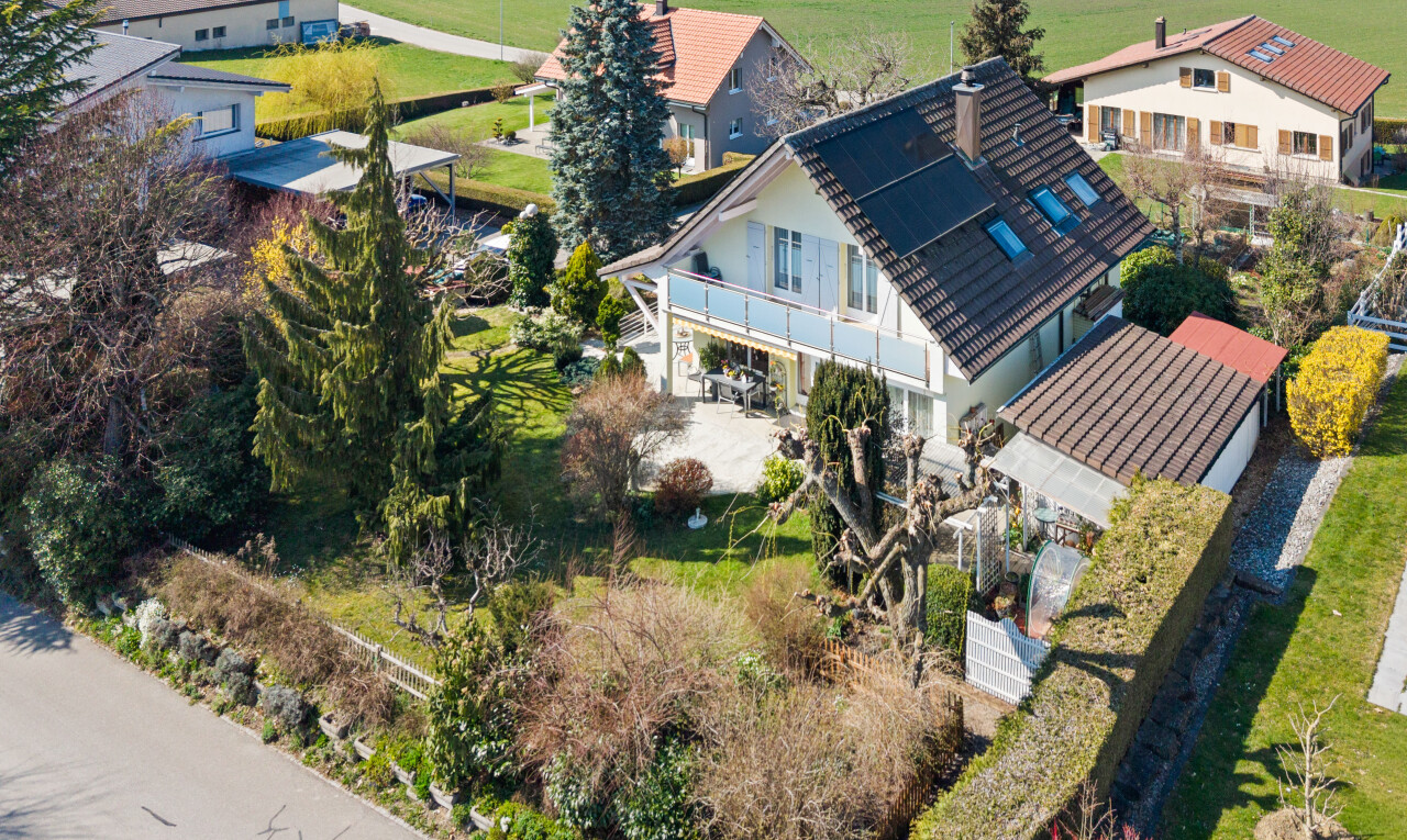 façade avec balcon, panneaux solaires, et drone view