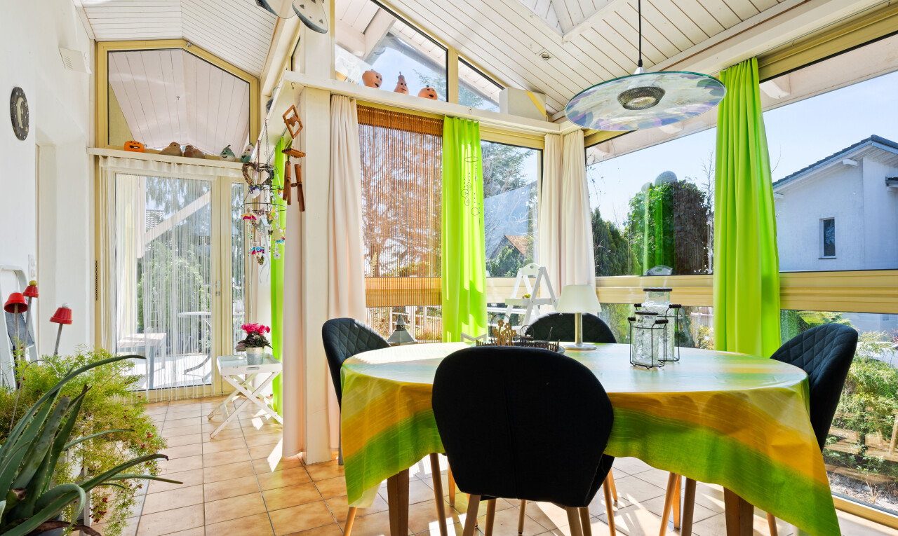salle à manger avec lumière naturelle, natural light, sol en carrelage, tile floor, et plafond voûté