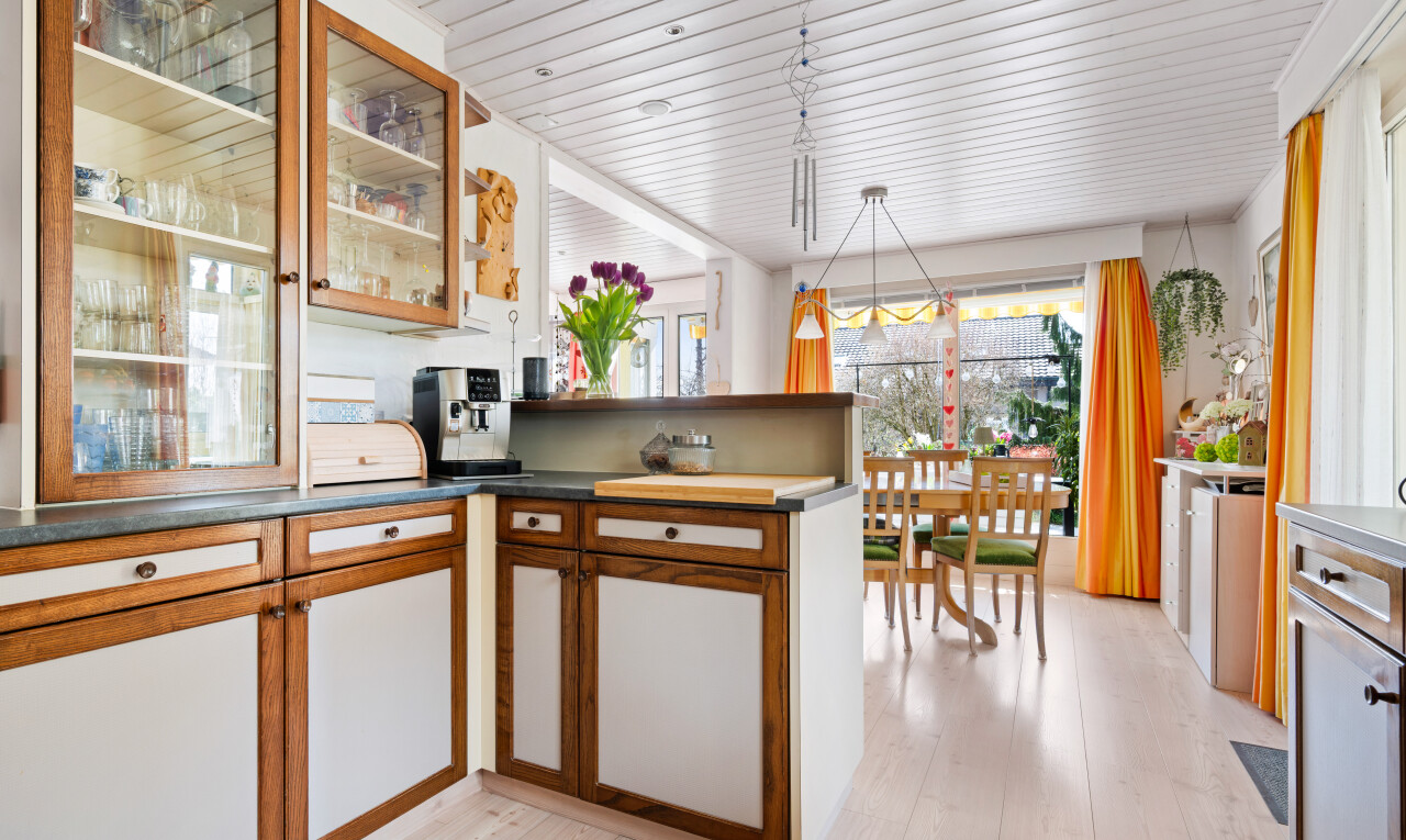 cuisine avec éclairage suspendu, pendant lighting, armoires avec insert en verre, glass insert cabinets, et armoires marron moyen