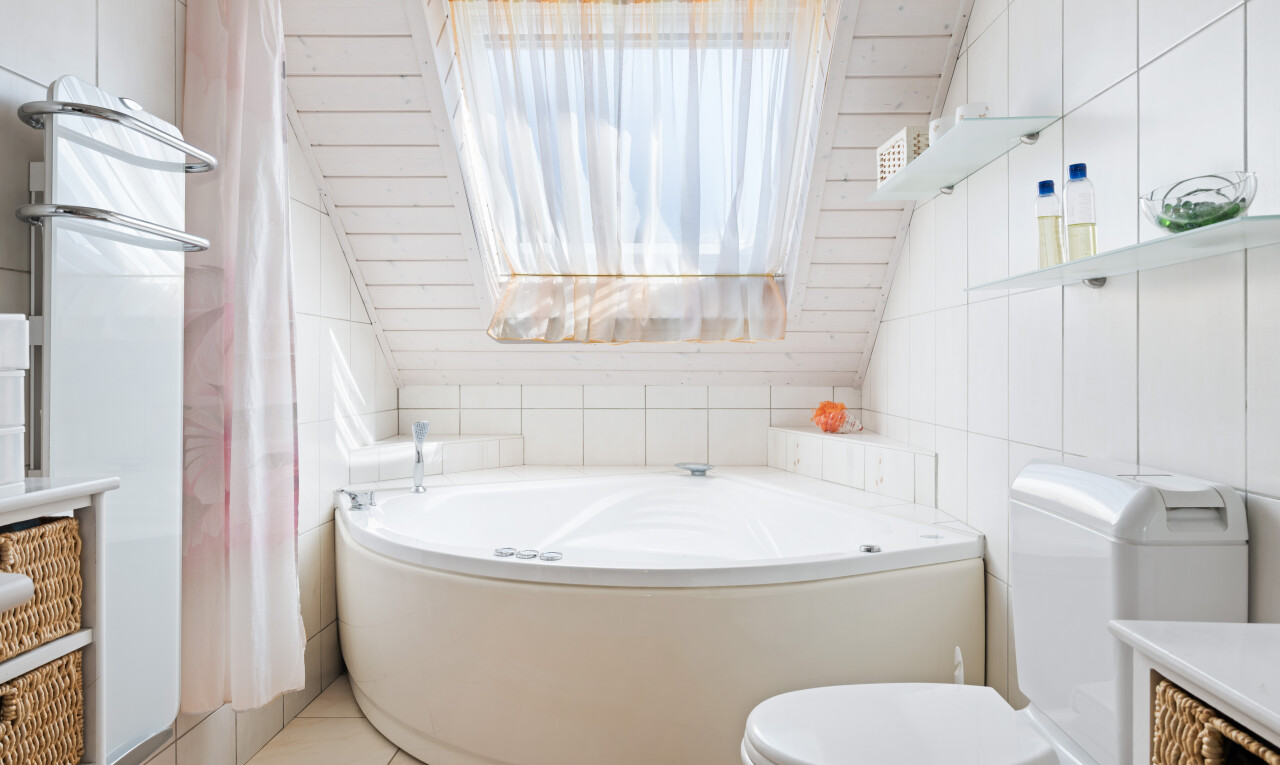 salle de bains avec salle de bain complète, mur en carrelage, tile wall, toilette, et bain