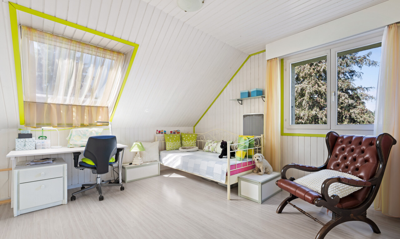 chambre avec sol en finition bois, wood finish floor, pièce supplémentaire, espace bureau, et inside property