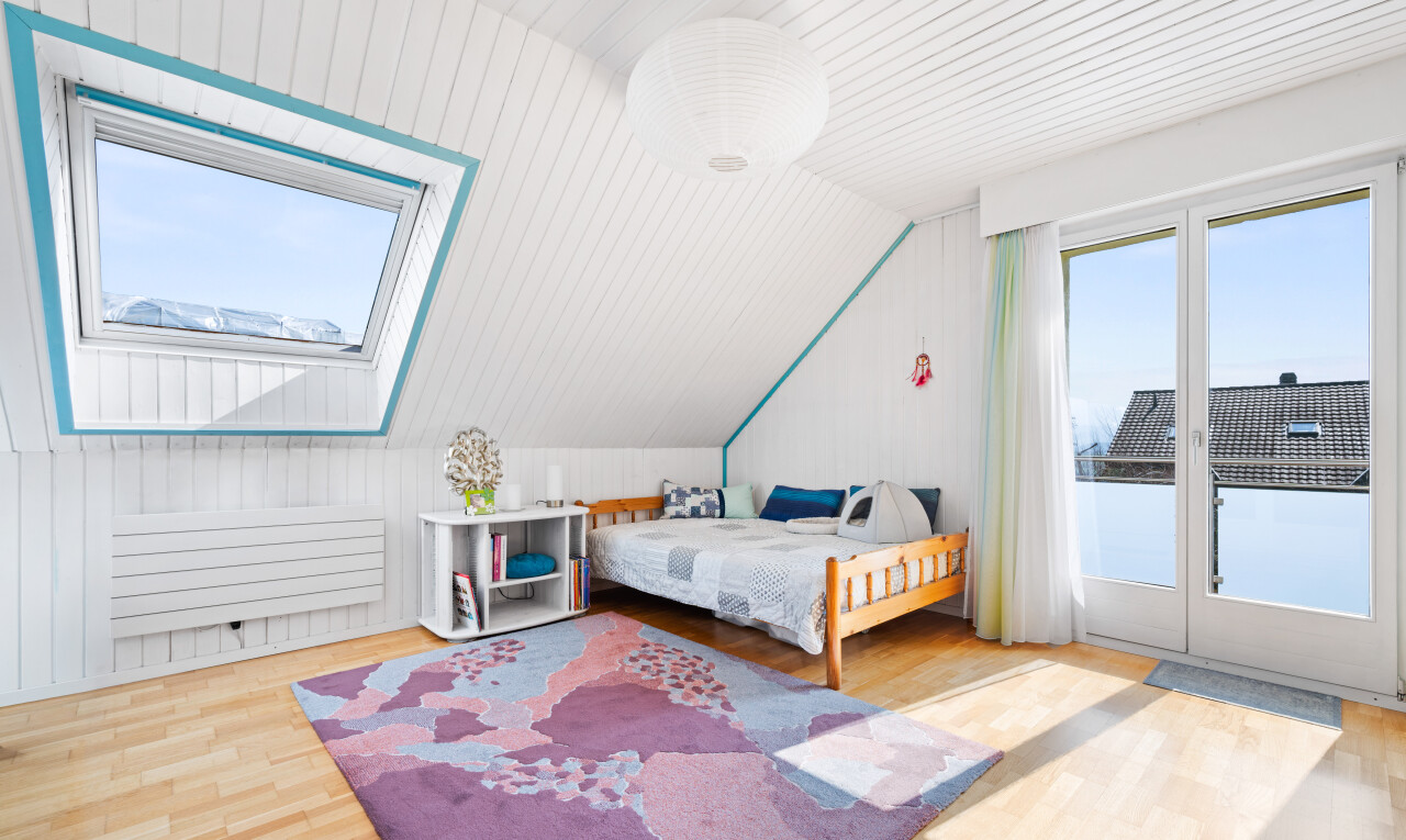 chambre avec pièce supplémentaire, vaulted ceiling, plafond voûté, wood finish floor, et sol en finition bois